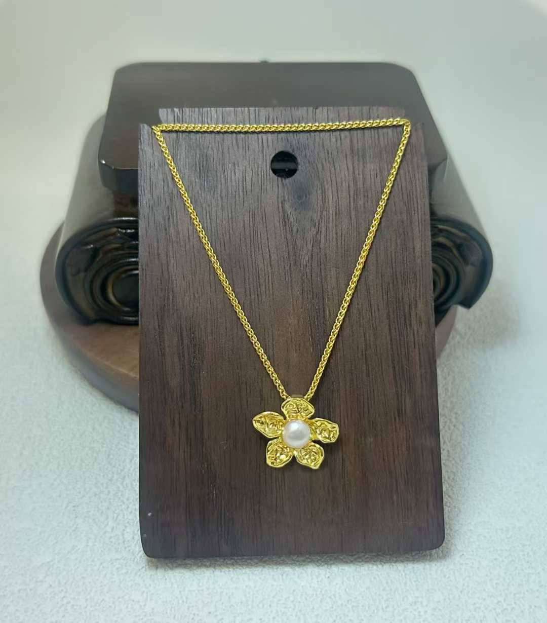 Pearl flower necklace, pearl chain, women's elegant flower pendant necklace Application Scenario