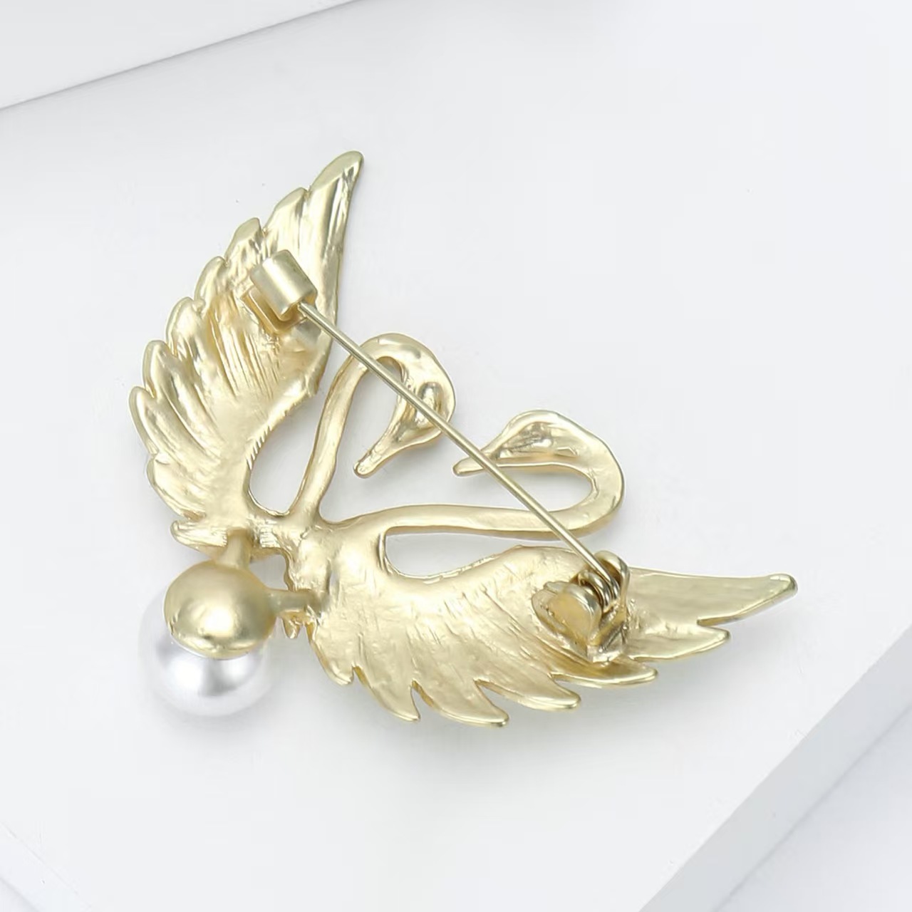 Wholesale of high-end and light luxury swan pearl brooches, clothing accessories, pins, sweater buttons, silk scarf buttons and Korean-style accessories Specification image