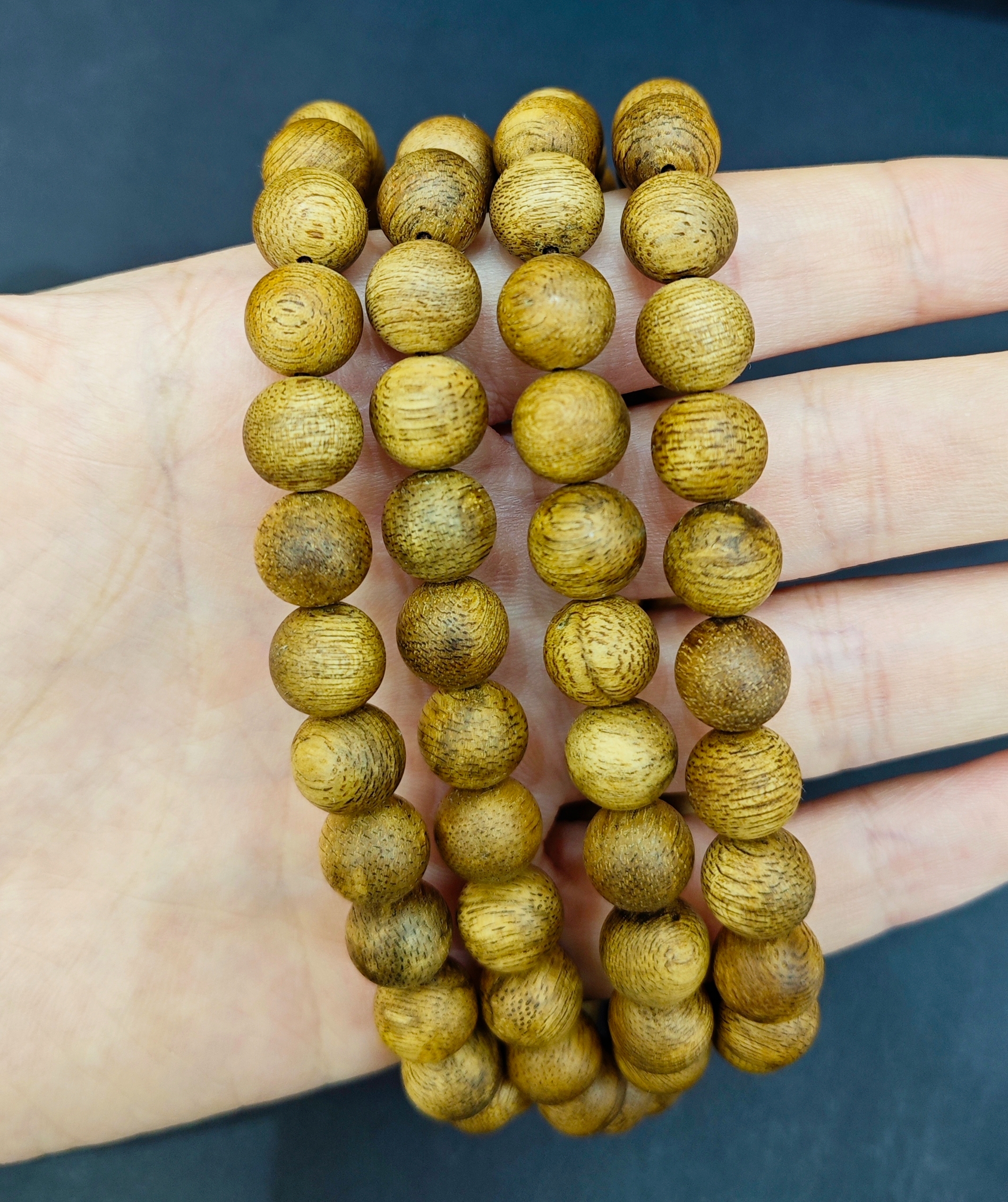 A natural agarwood bracelet can be worn with 108 pieces details Picture