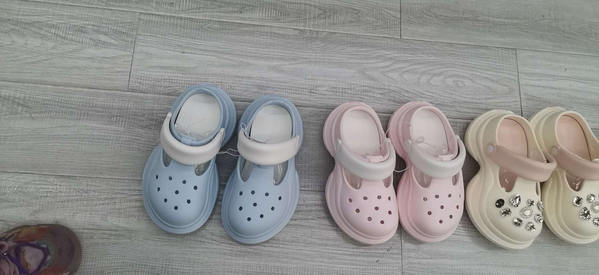 Women's cool flip-flops, summer fashion shoes, home slippers, trendy, comfortable and versatile crocs details Picture