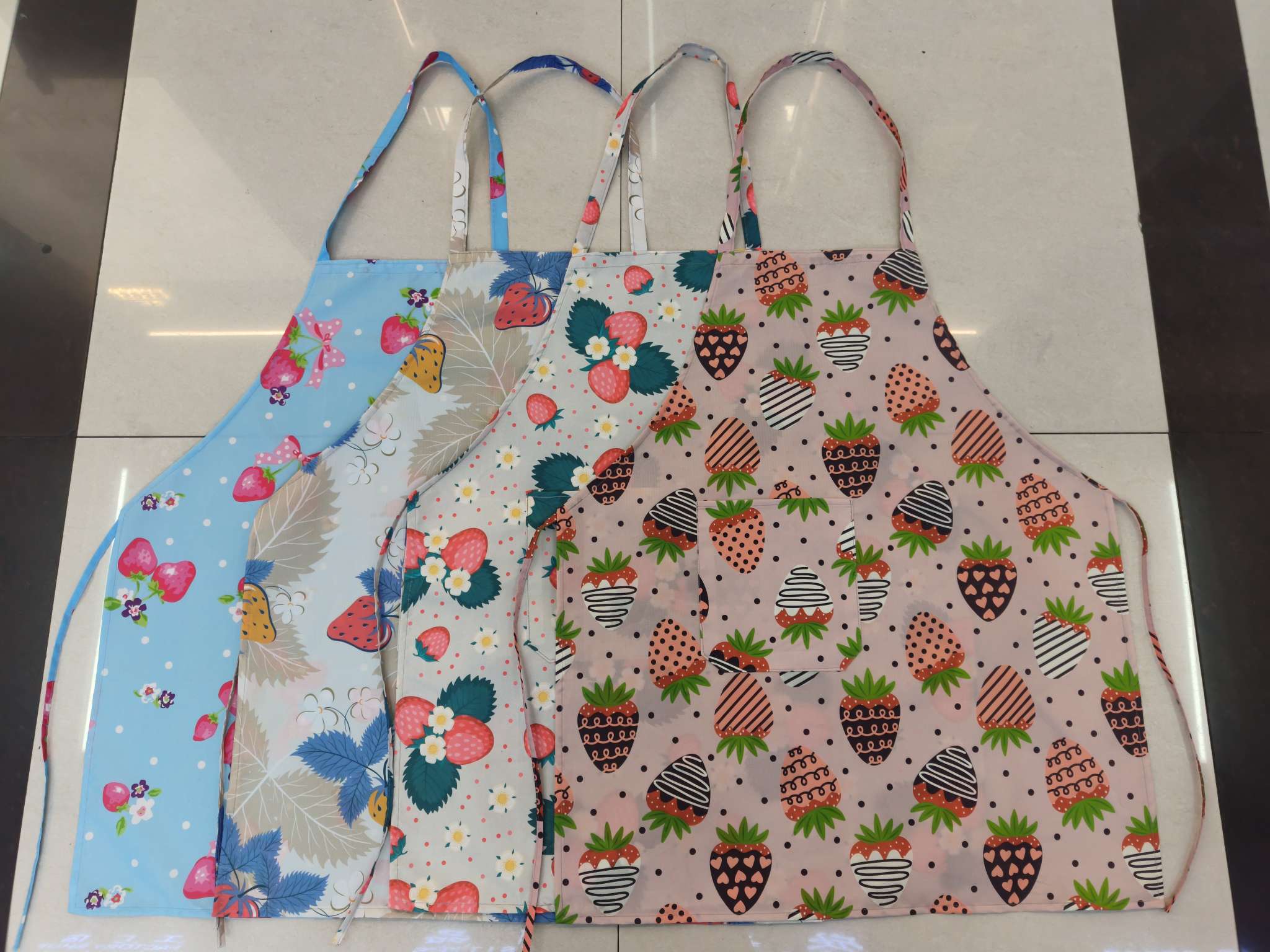 Floral apron, simple household adult cooking apron, waterproof waistband, kitchen household oil-proof protective clothing, neck-hanging apron Application Scenario