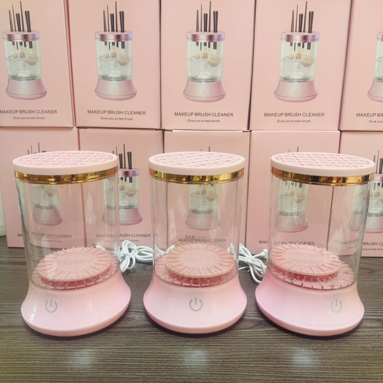 The pink makeup brush cleaner is a portable cleaning tool for the main body, a quick and dry stain removal wonder