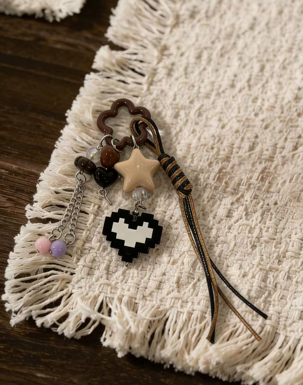 包挂/哭哭马/挂绳挂件/露营毛绒挂件/挂件白底实物图