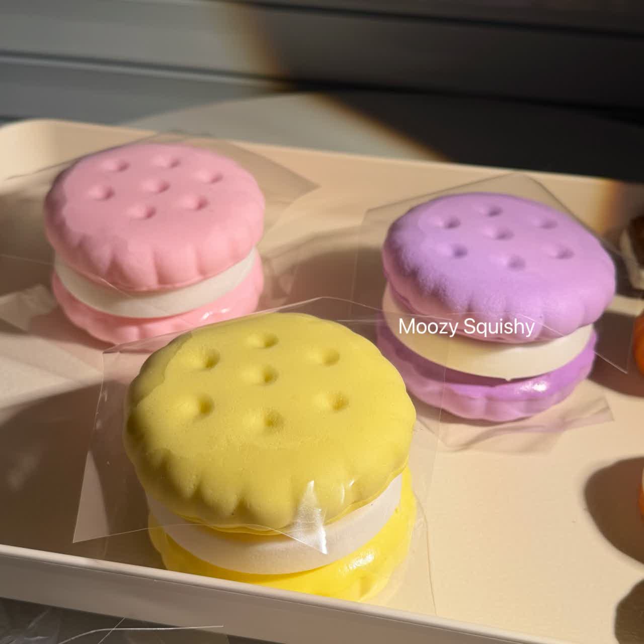 Emoji Cookies, slow rebound toy, simulation cake, bread, kneading fun, stress-relieving, layered tearing, squishy gift details Picture