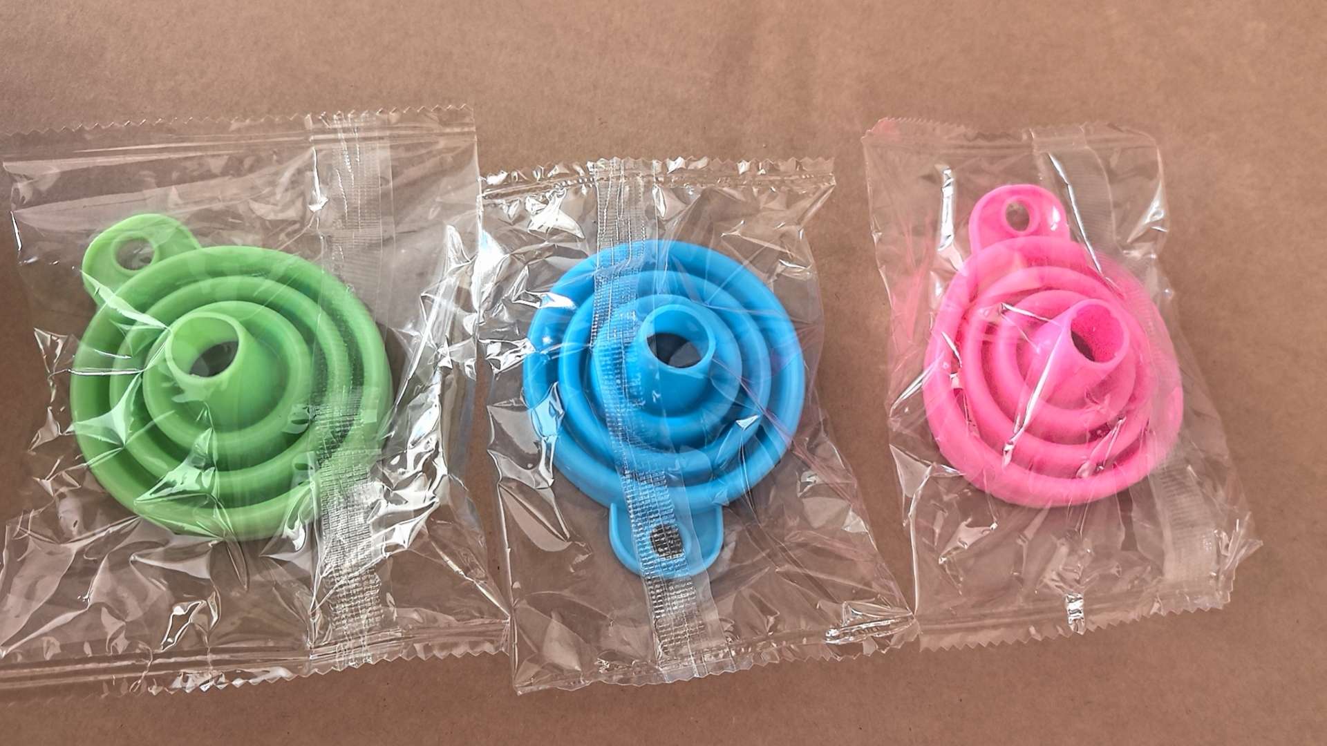 Silicone funnel, food-grade foldable, kitchen, household, stretchable liquid dispensing small funnel, silicone funnel Specification image