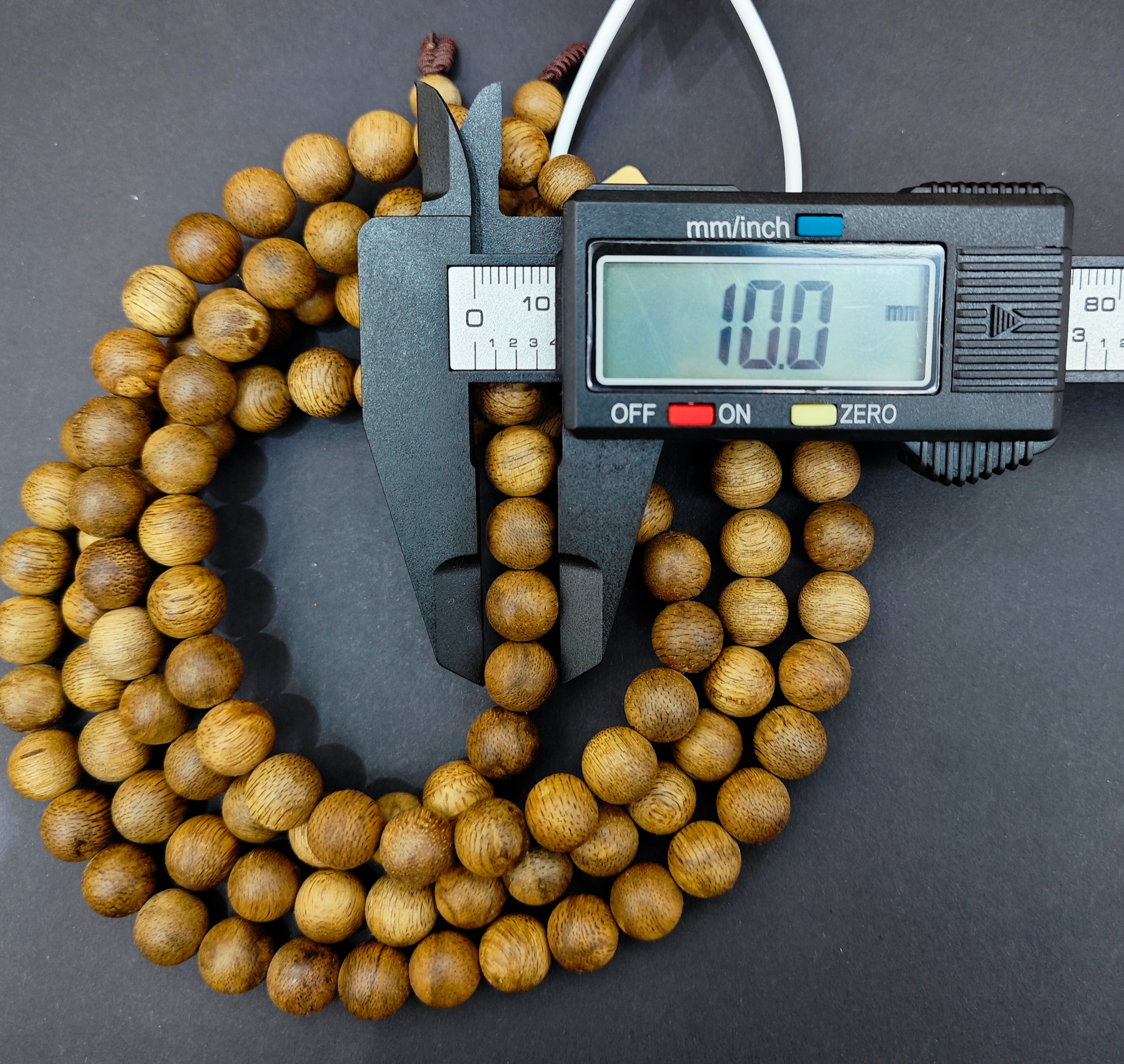 A natural agarwood bracelet can be worn with 108 pieces undefined