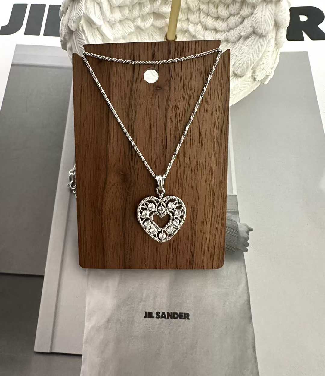 Small and light luxury zircon white zirconium hollowed-out heart necklace, new collarbone chain wholesale, neck accessory collarbone chain pic 3