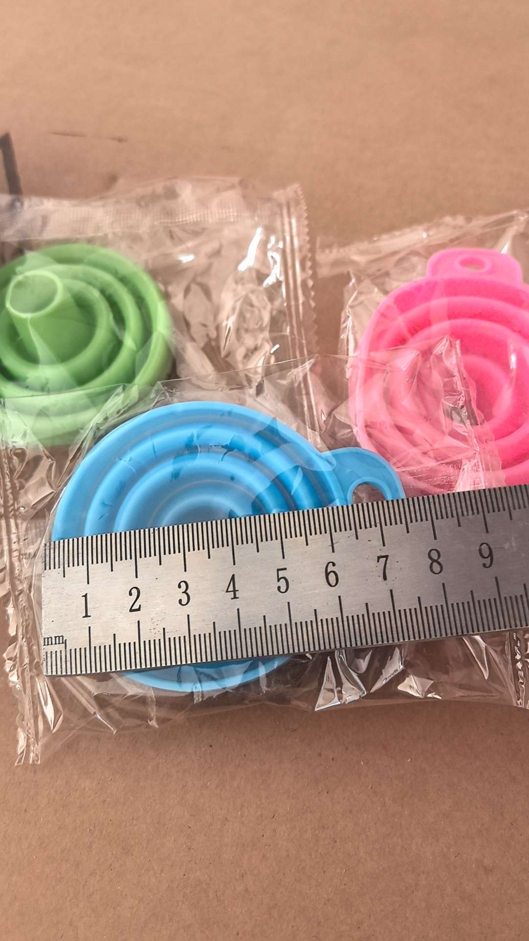 Silicone funnel, food-grade foldable, kitchen, household, stretchable liquid dispensing small funnel, silicone funnel Application Scenario