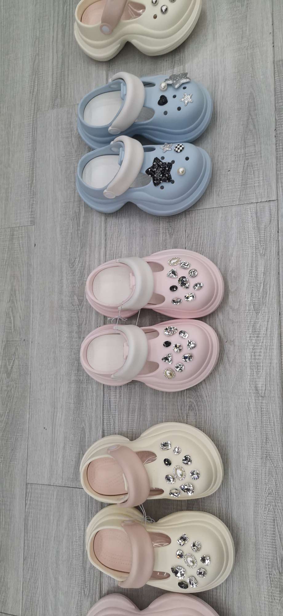 Women's cool flip-flops, summer fashion shoes, home slippers, trendy, comfortable and versatile crocs detail image 6