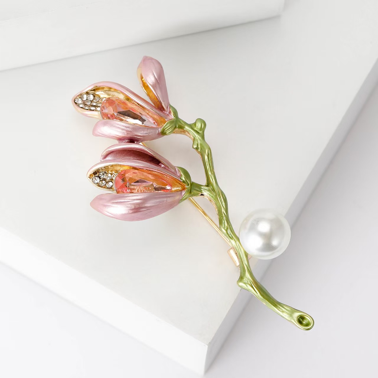 The new Korean version of the elegant magnolia flower brooch is fashionable, versatile and high-end. It is a pearl brooch accessory for suits and clothing pic 1