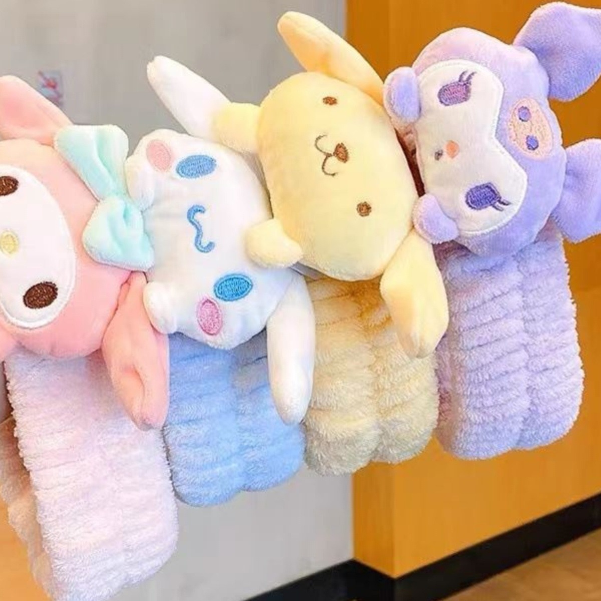 小黄人穿裙子的兔子毛绒玩具手套狗狗陪伴鸭仿真花