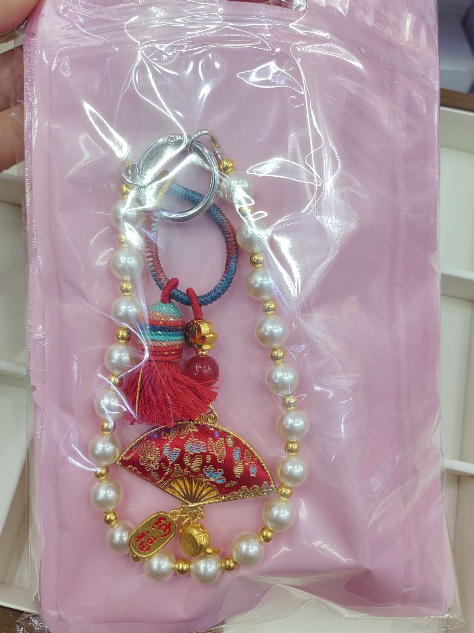Crystal Cute Grain mobile phone chain accessory hanging decoration, fashionable and simple style mobile phone chain Application Scenario