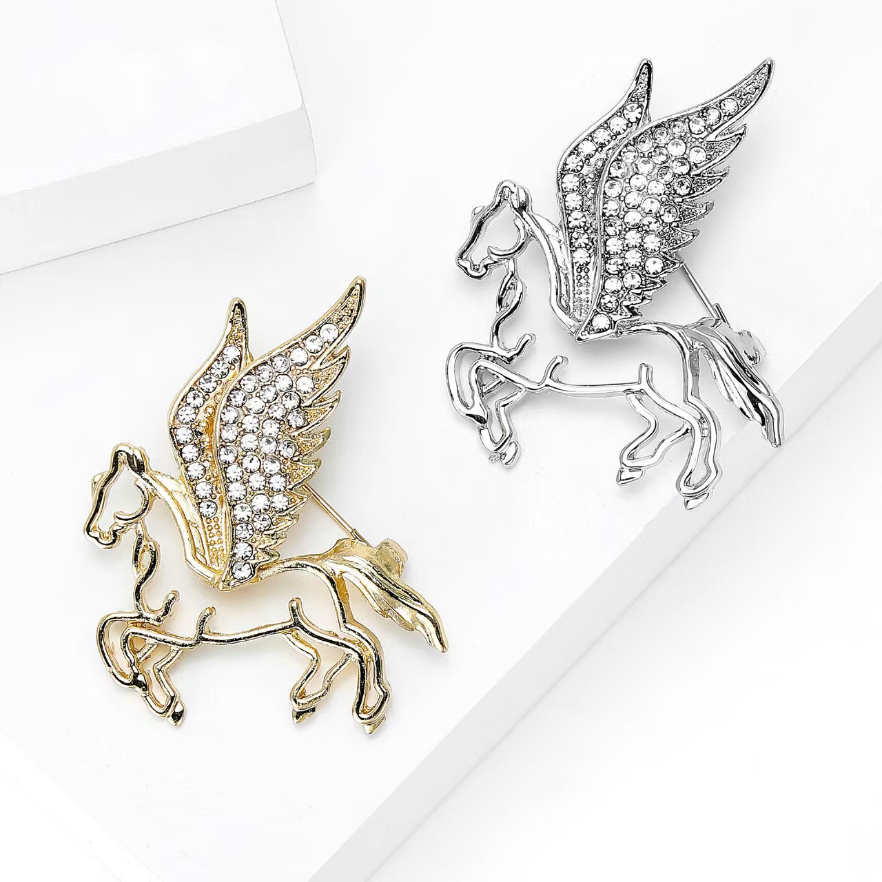 Fashionable and creative alloy hollowed-out pegasus brooch, elegant men's and women's suit overcoats corsage accessory brooch