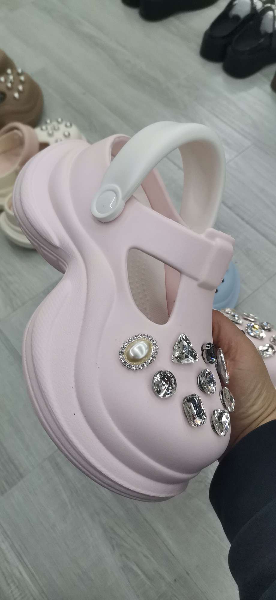 Women's cool flip-flops, summer fashion shoes, home slippers, trendy, comfortable and versatile crocs detail image 5