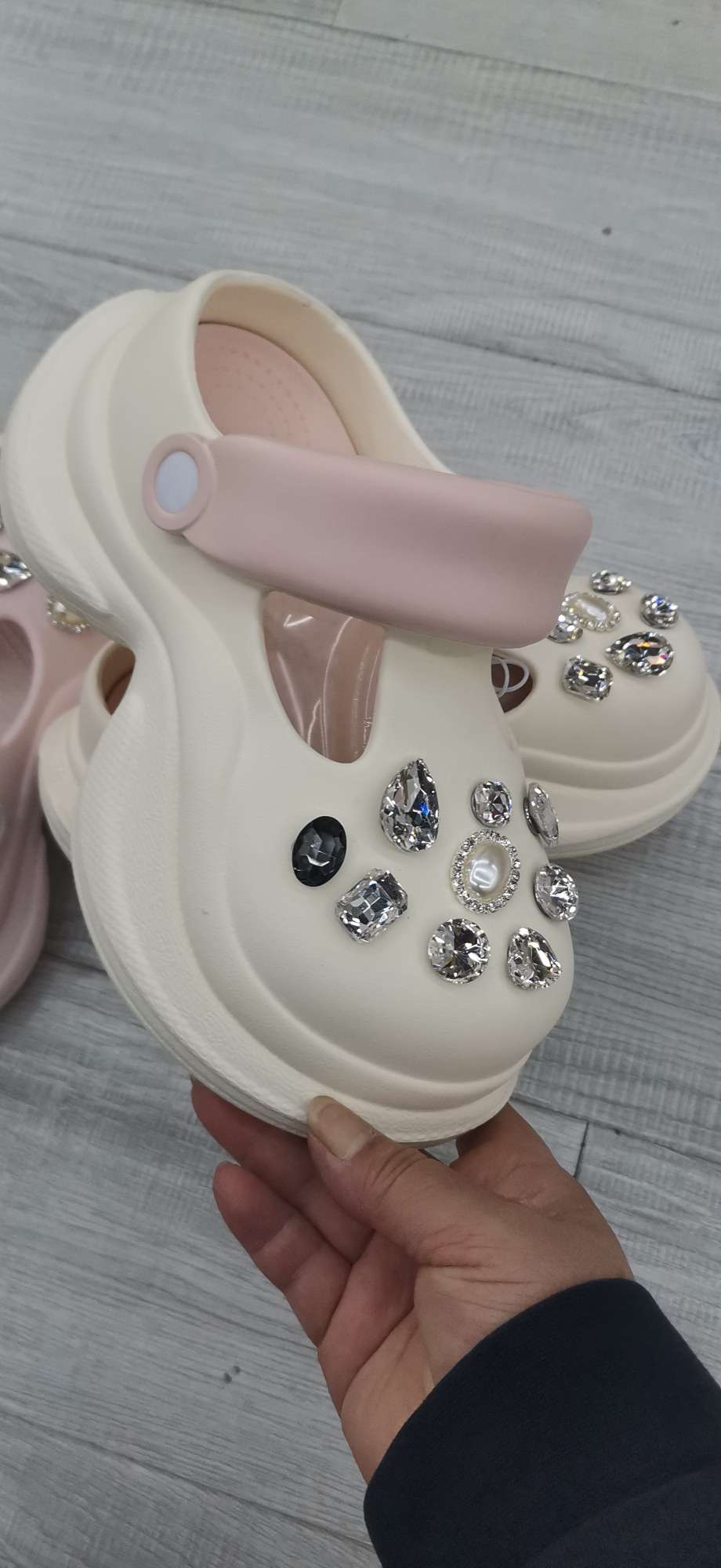 Women's cool flip-flops, summer fashion shoes, home slippers, trendy, comfortable and versatile crocs detail image 2