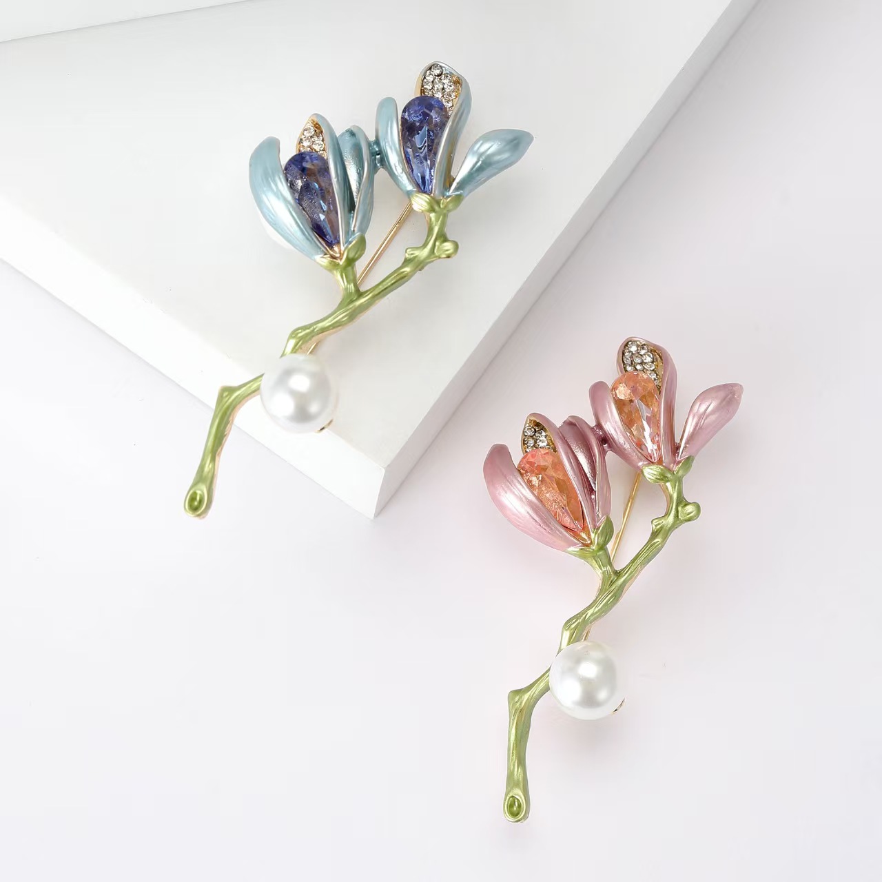 The new Korean version of the elegant magnolia flower brooch is fashionable, versatile and high-end. It is a pearl brooch accessory for suits and clothing pic 2