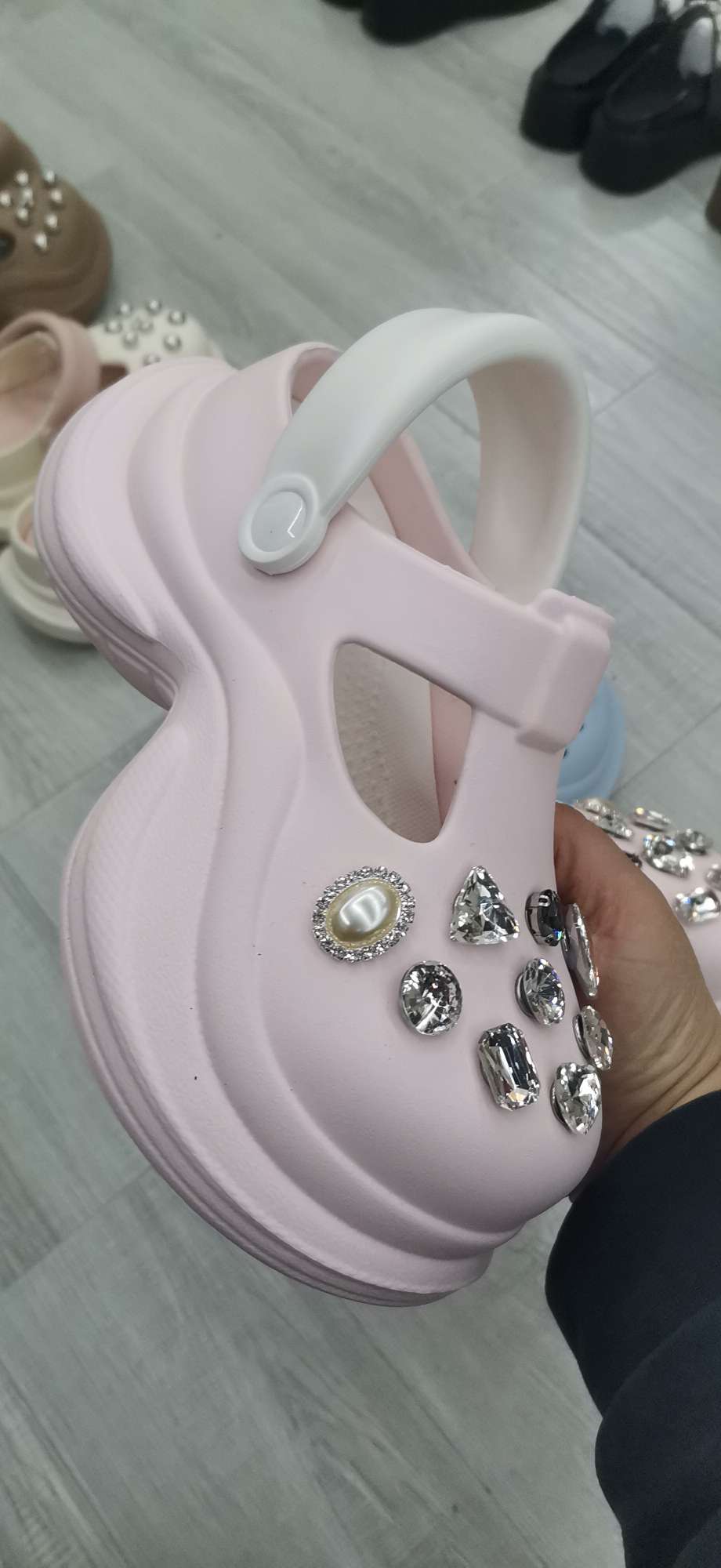 Women's cool flip-flops, summer fashion shoes, home slippers, trendy, comfortable and versatile crocs detail image 4