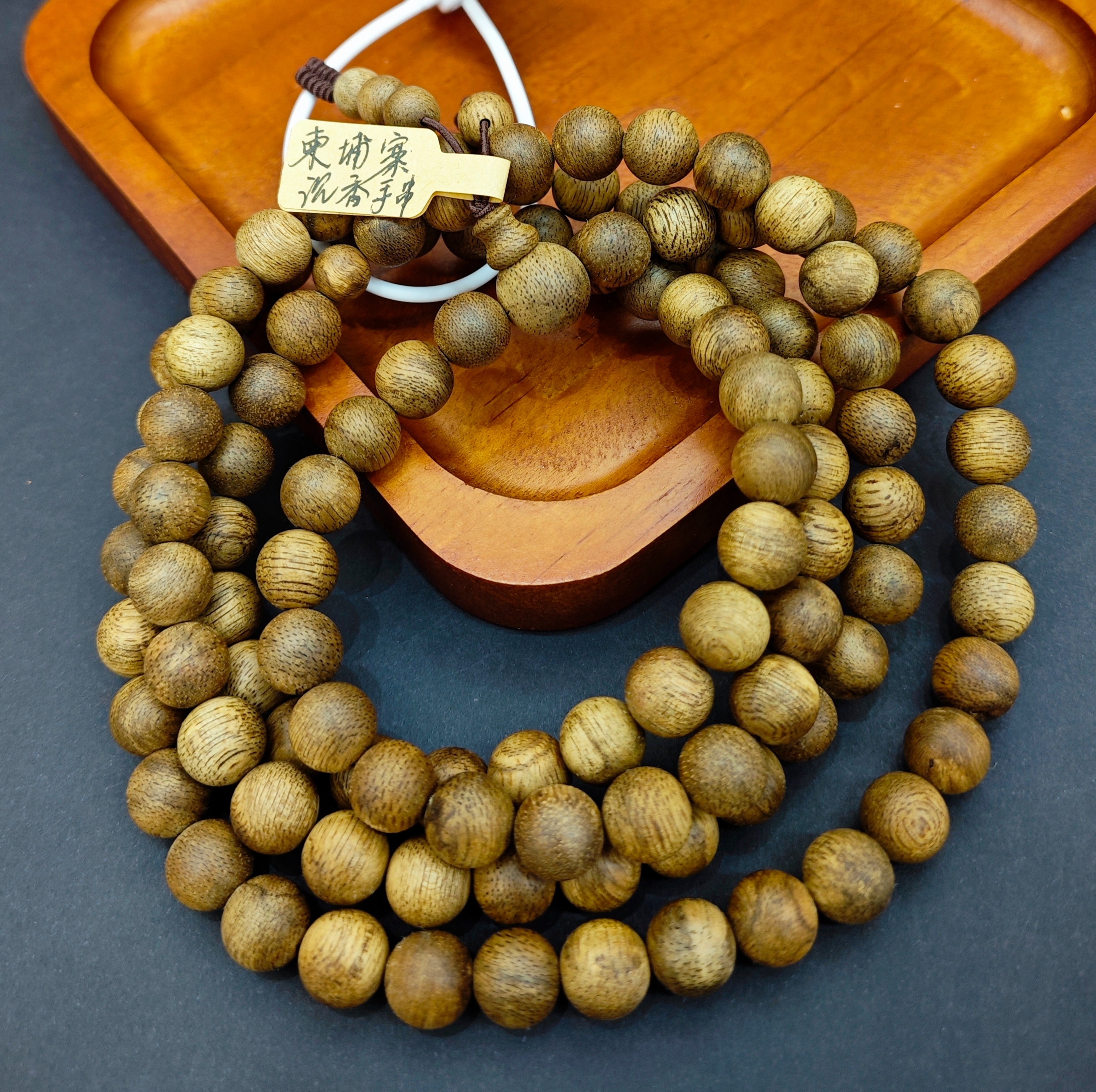 A natural agarwood bracelet can be worn with 108 pieces Specification image
