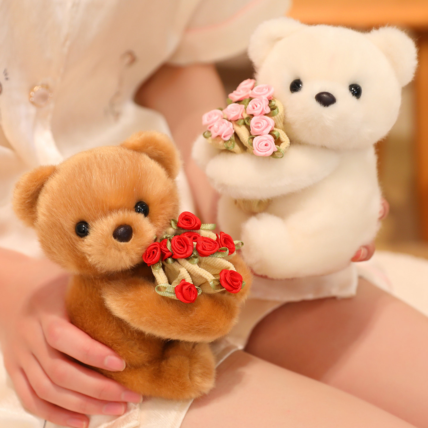 A bouquet of roses, a small animal hat, a plush toy doll, a gift for confessing love, a girl holding a bouquet of flower dolls, a festival batch Item Picture