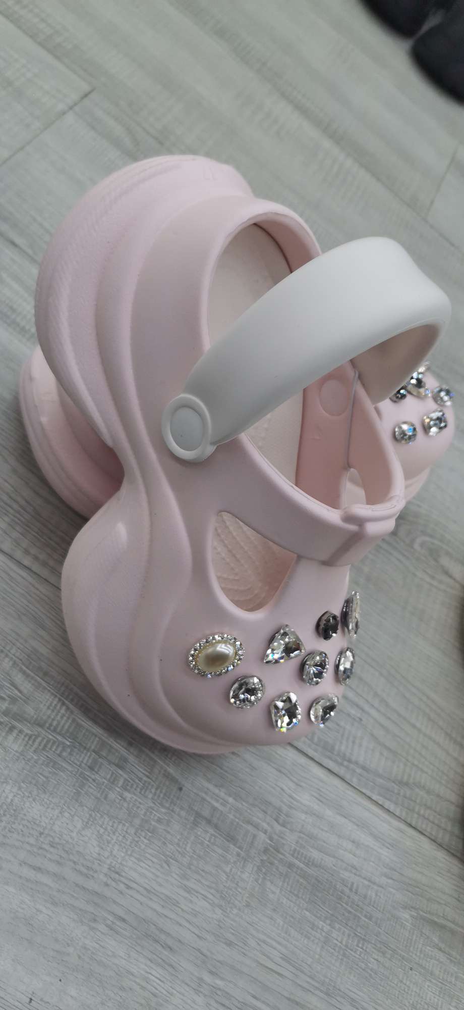 Women's cool flip-flops, summer fashion shoes, home slippers, trendy, comfortable and versatile crocs detail image 3