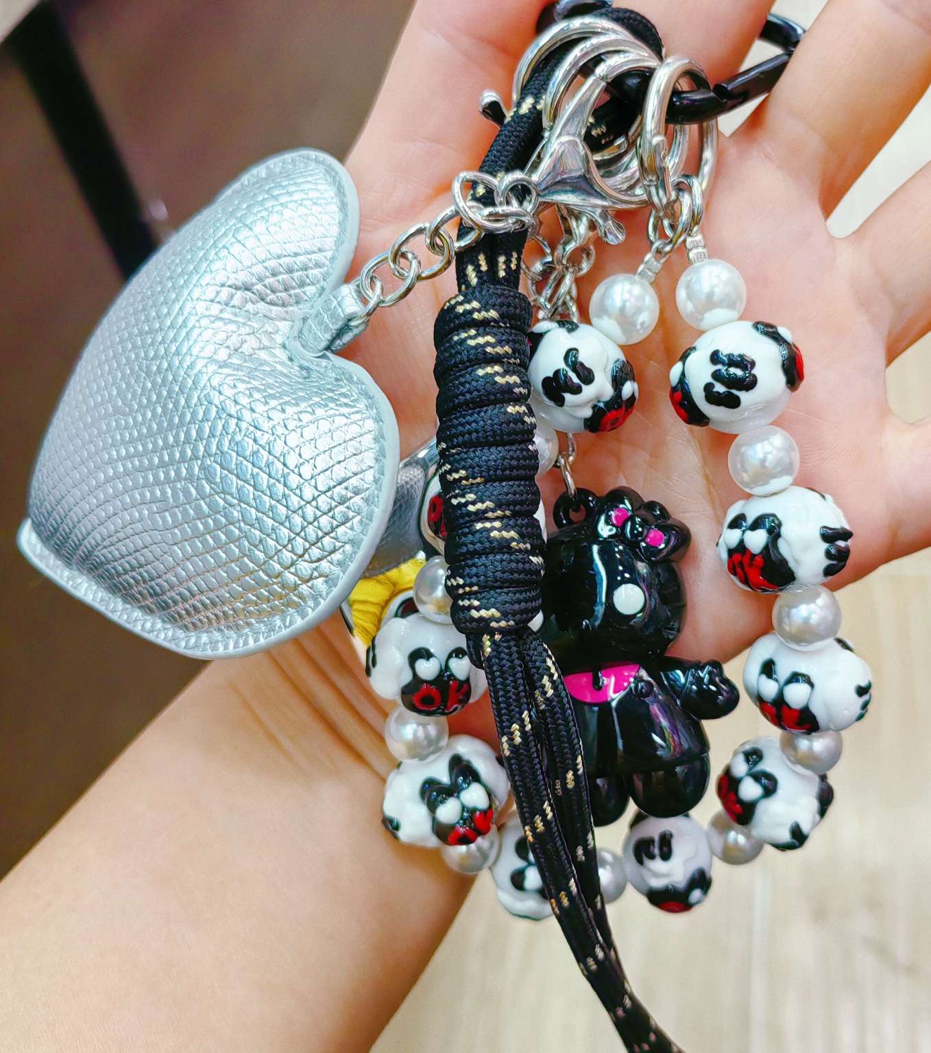 Crystal cute grain mobile phone chain accessory pendant, fresh and lovely mobile phone chain Specification image