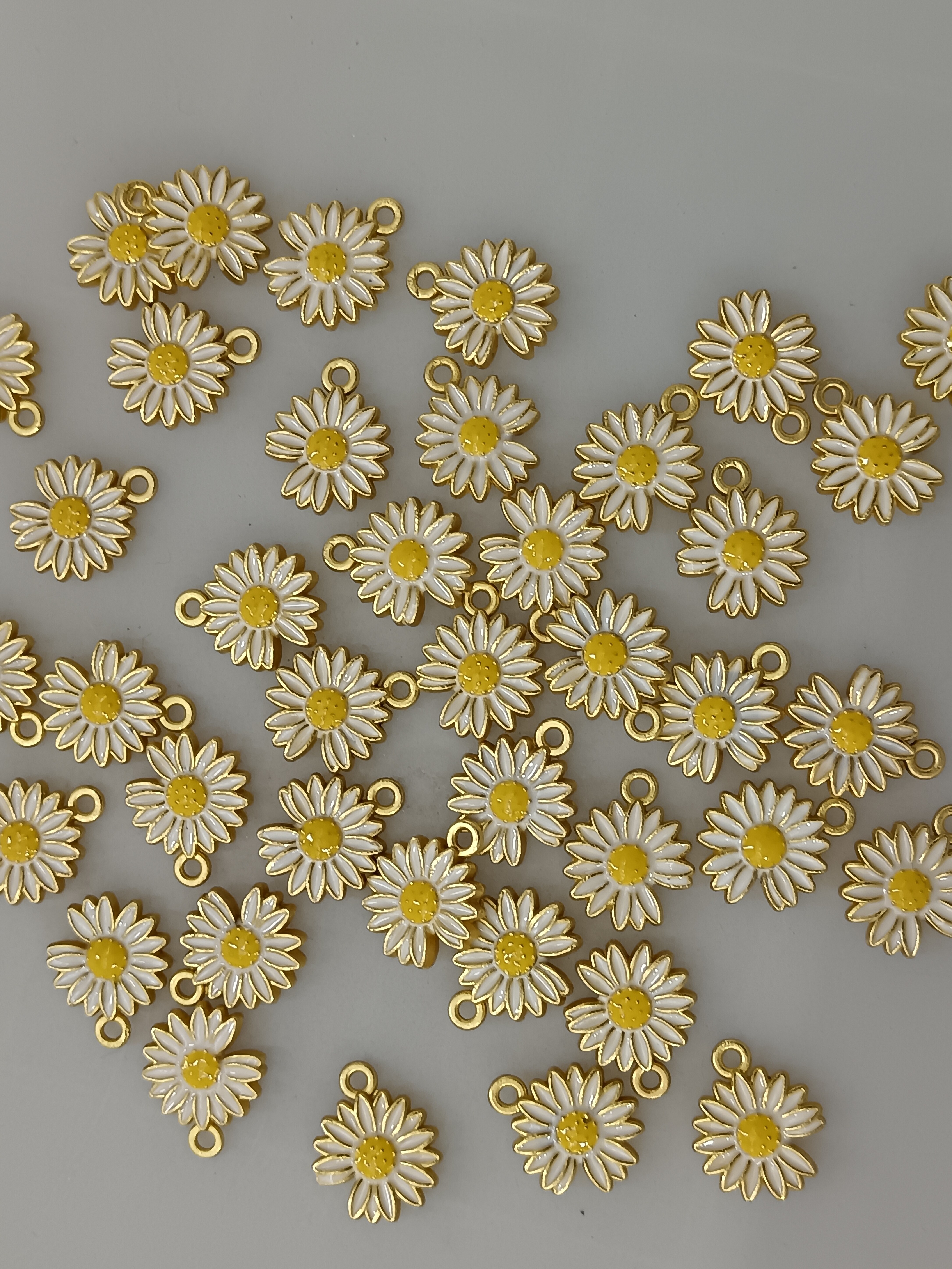 diy alloy jewelry accessories for daisies, chrysanthemum flowers, oil-dripping headwear, earrings, keychains and pendants Application Scenario