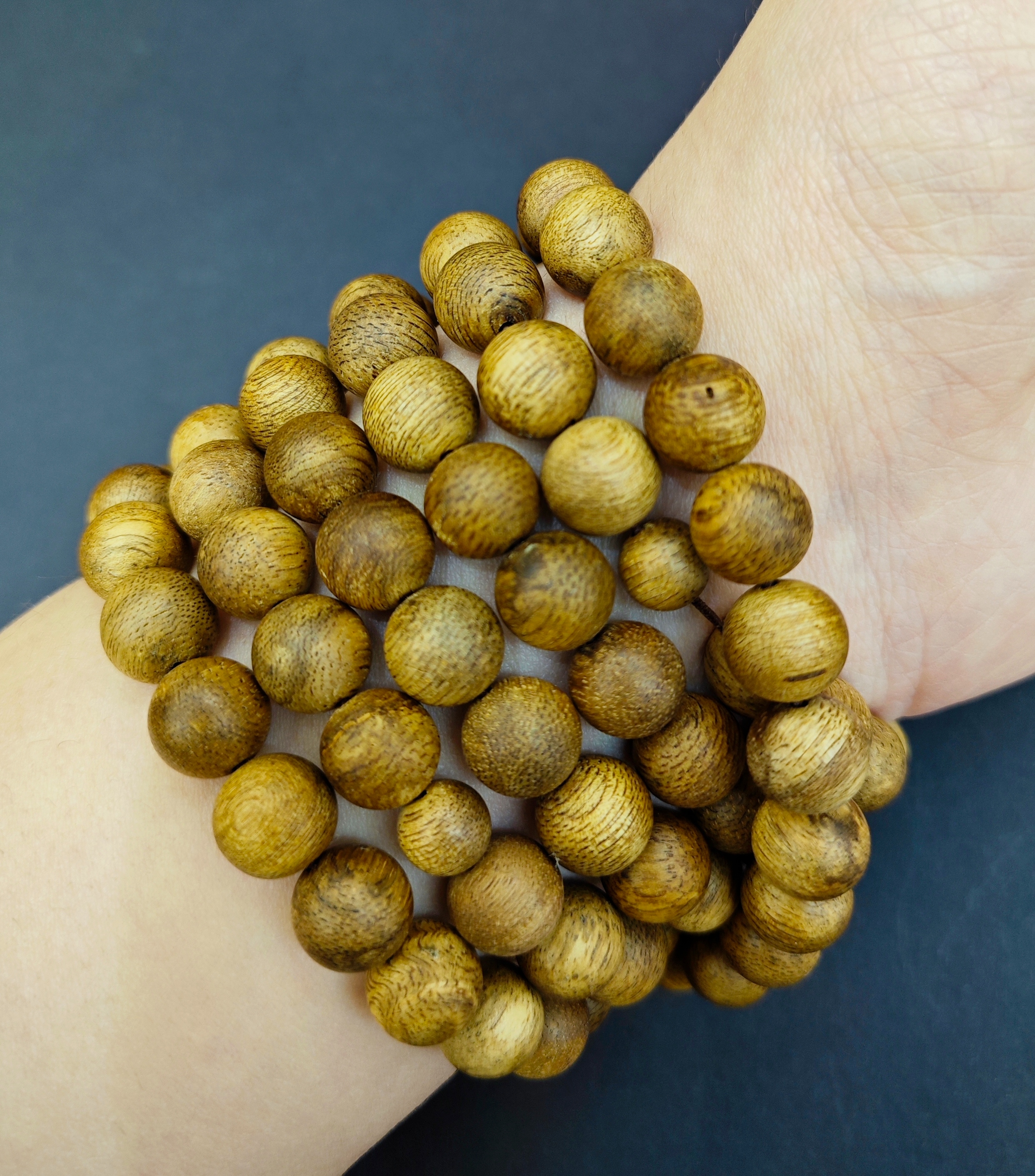 A natural agarwood bracelet can be worn with 108 pieces undefined