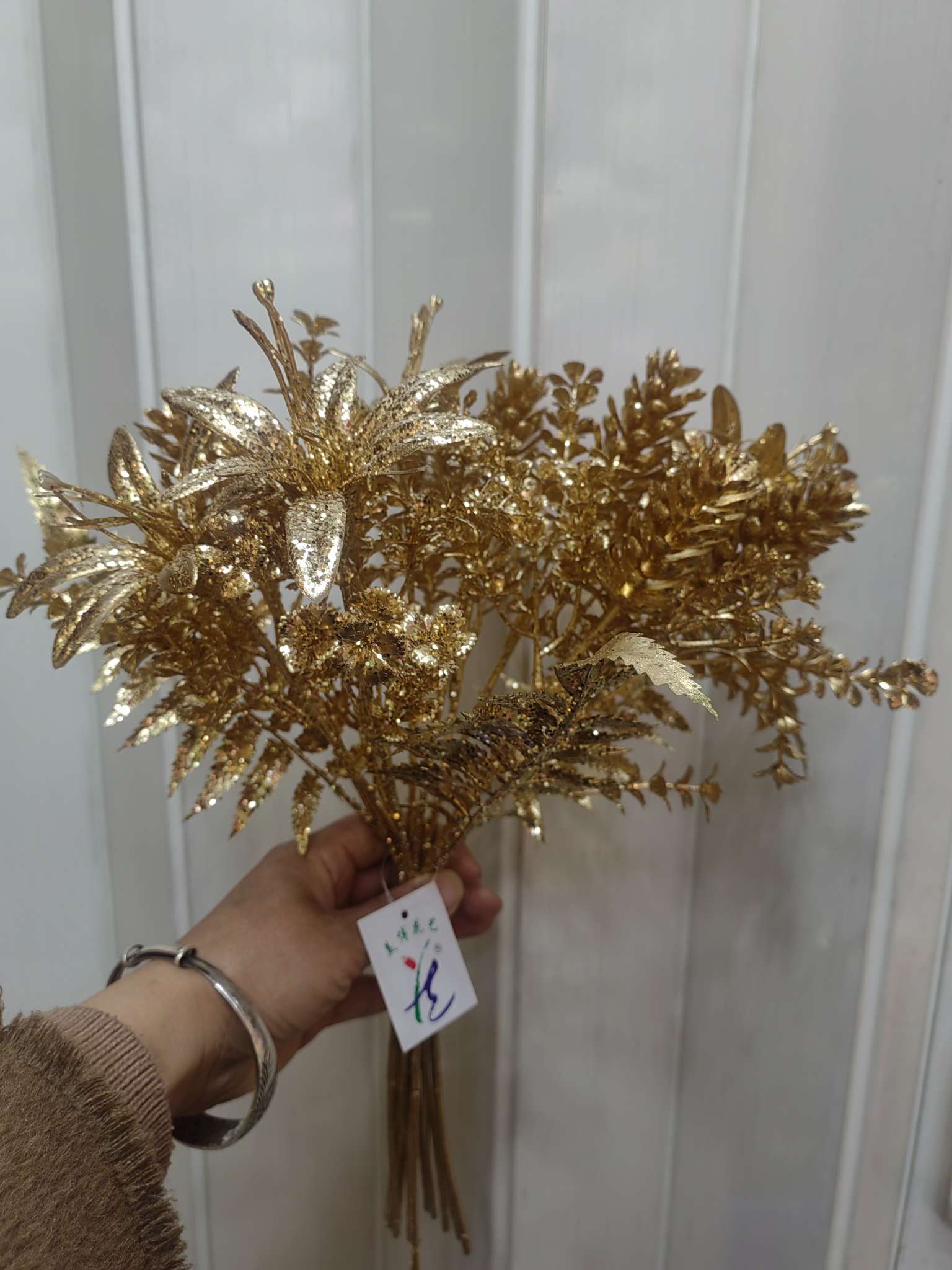 手捧花束松果小百合
