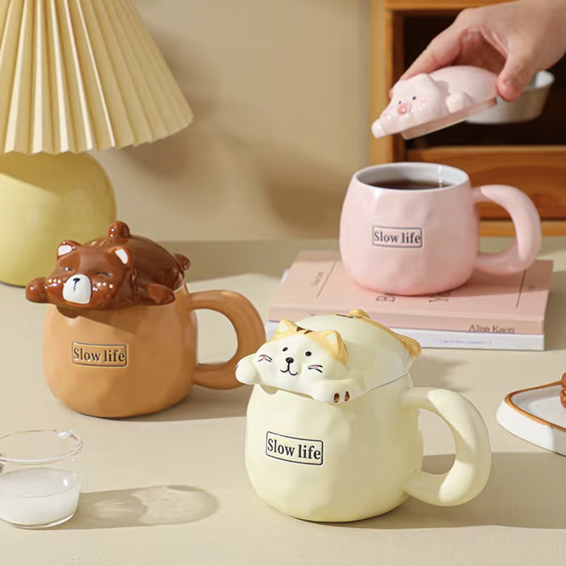 A cute Ins-style mug with a lid as a birthday gift for a girl to give to a boy. It's a practical water cup with a high level of appearance