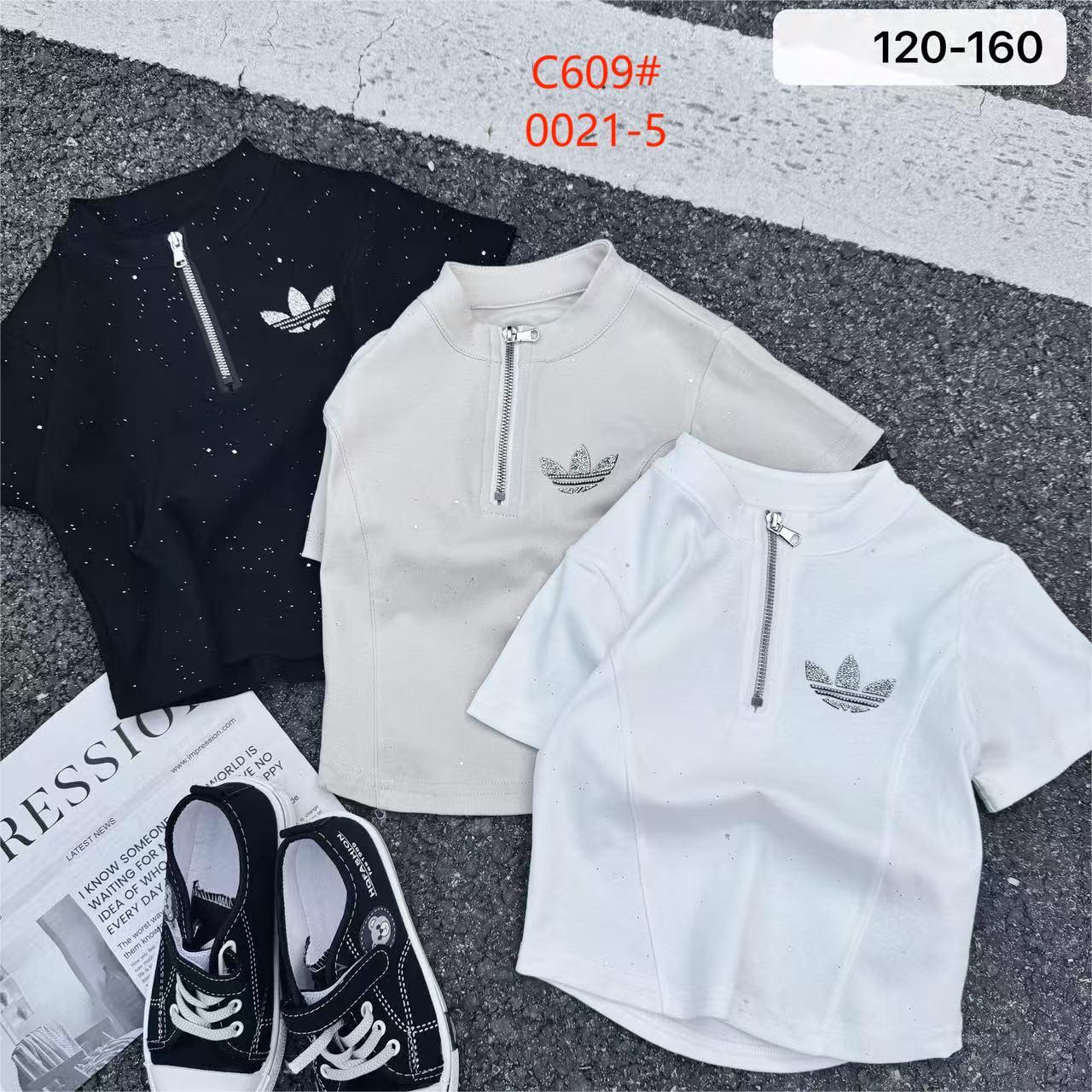 三叶草儿童短袖上衣黑色米白三色拉链休闲打底衫报纸背景