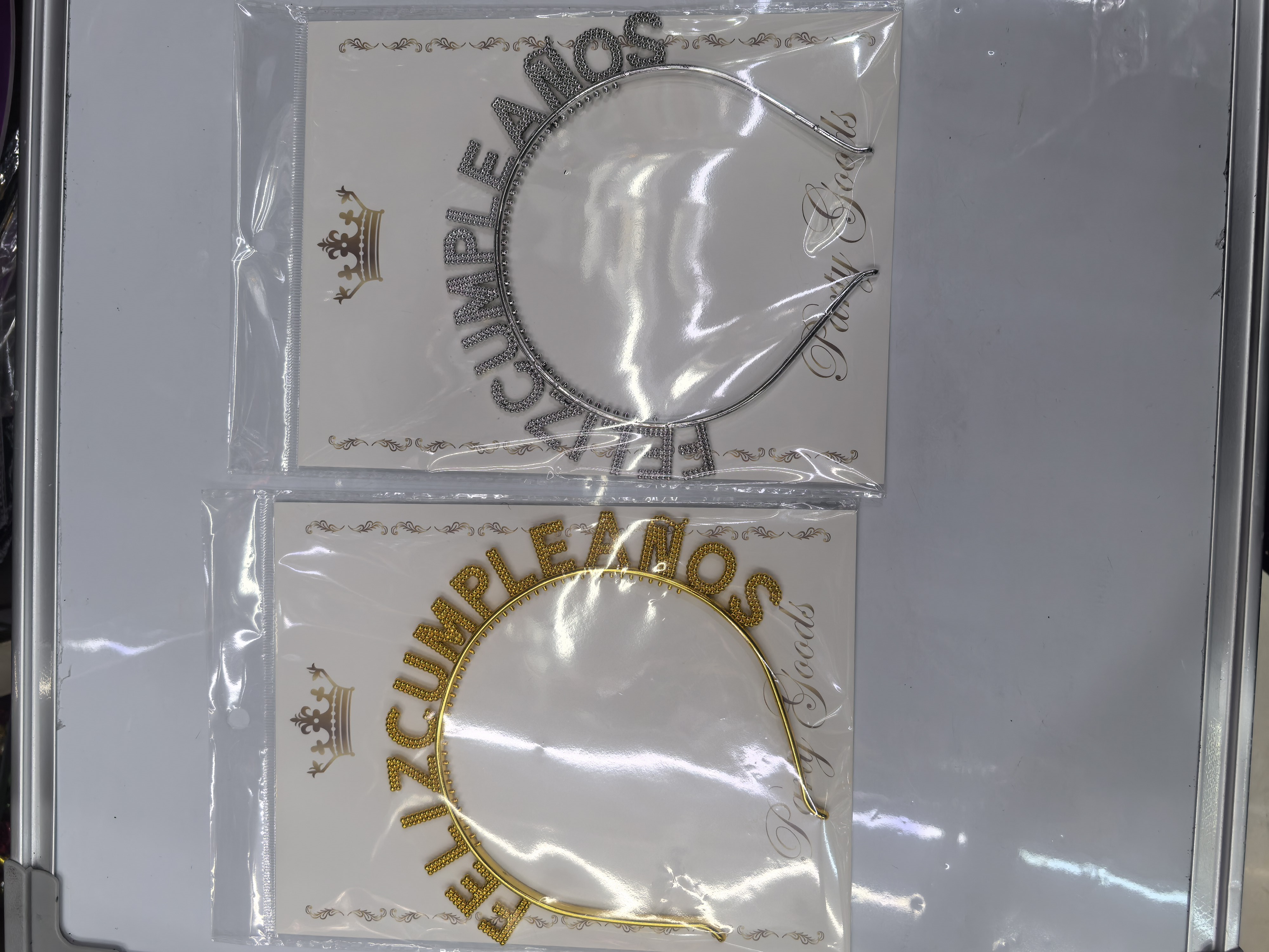 西语生日派对头扣生日用品白底实物图