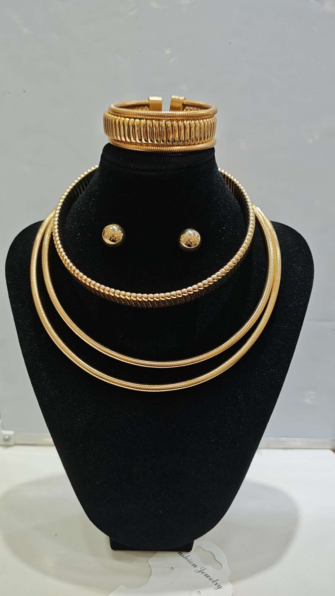 Exaggerated and fashionable three-piece necklaces from Europe and America