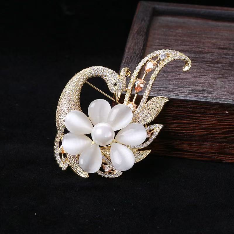 Fashionable and elegant cat's eye phoenix brooch, creative Chinese style peacock brooch, grand clothing accessories, shawl brooch Specification image