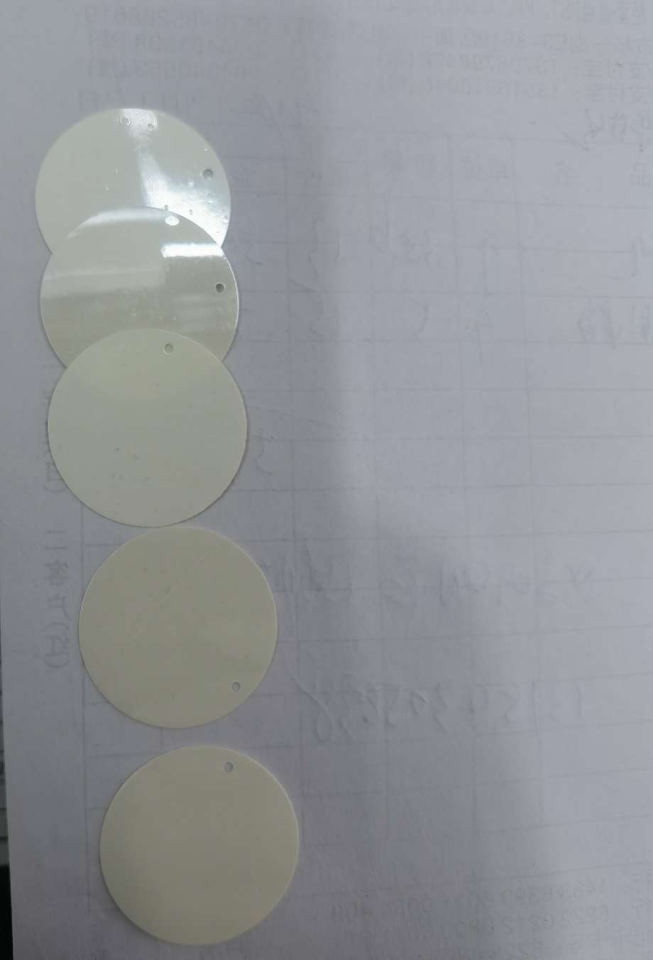 25mm edge hole, glossy off-white sequins, suitable for various accessory sequins such as clothing, lace, shoes, halter straps, earrings and pendants, Jincan 200 pendant accessories Application Scenario