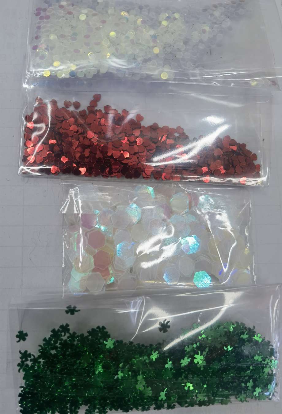 3mm large red heart, green four-leaf clover, golden luster small round, white seven-color hexagonal piece combination sequins, suitable for children's handicrafts, stationery, ceramics and other various sequin accessories Item Picture