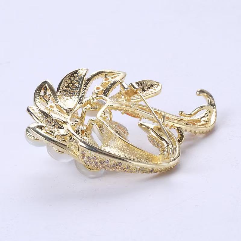 Fashionable and elegant cat's eye phoenix brooch, creative Chinese style peacock brooch, grand clothing accessories, shawl brooch Application Scenario