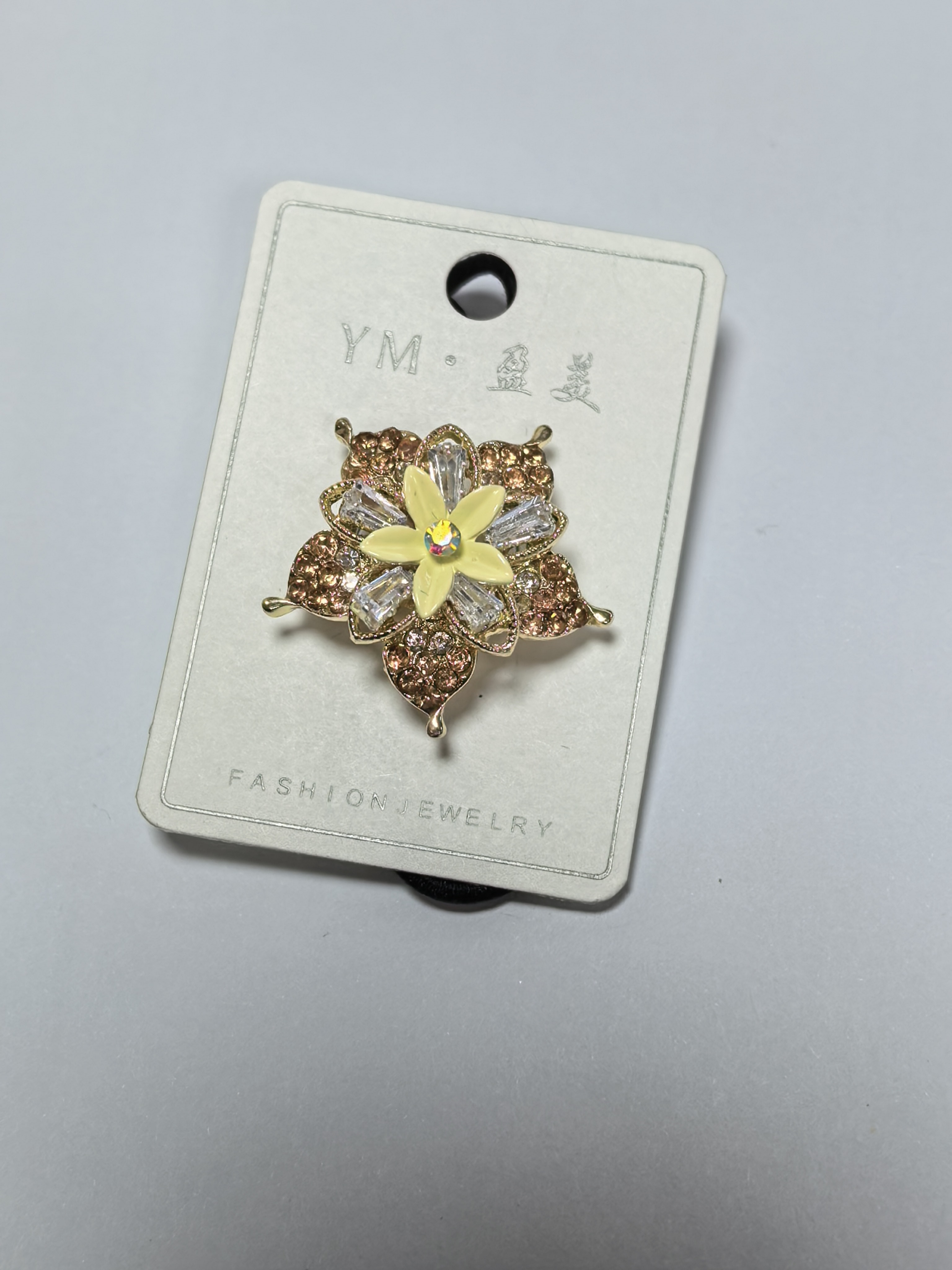 流行时尚创意，新款皮筋，扎马尾扎头发。适合国内二级批发电商、外贸等。发饰白底实物图