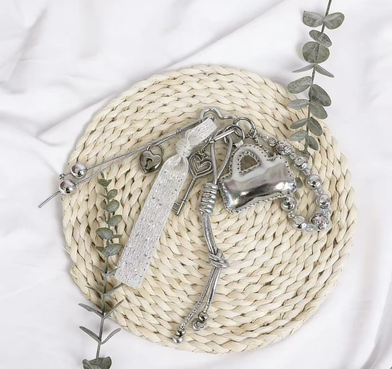 高级感银色爱心包包挂件 精致百搭钥匙扣挂饰. 小众轻奢金属爱心包挂 简约气质包包配饰