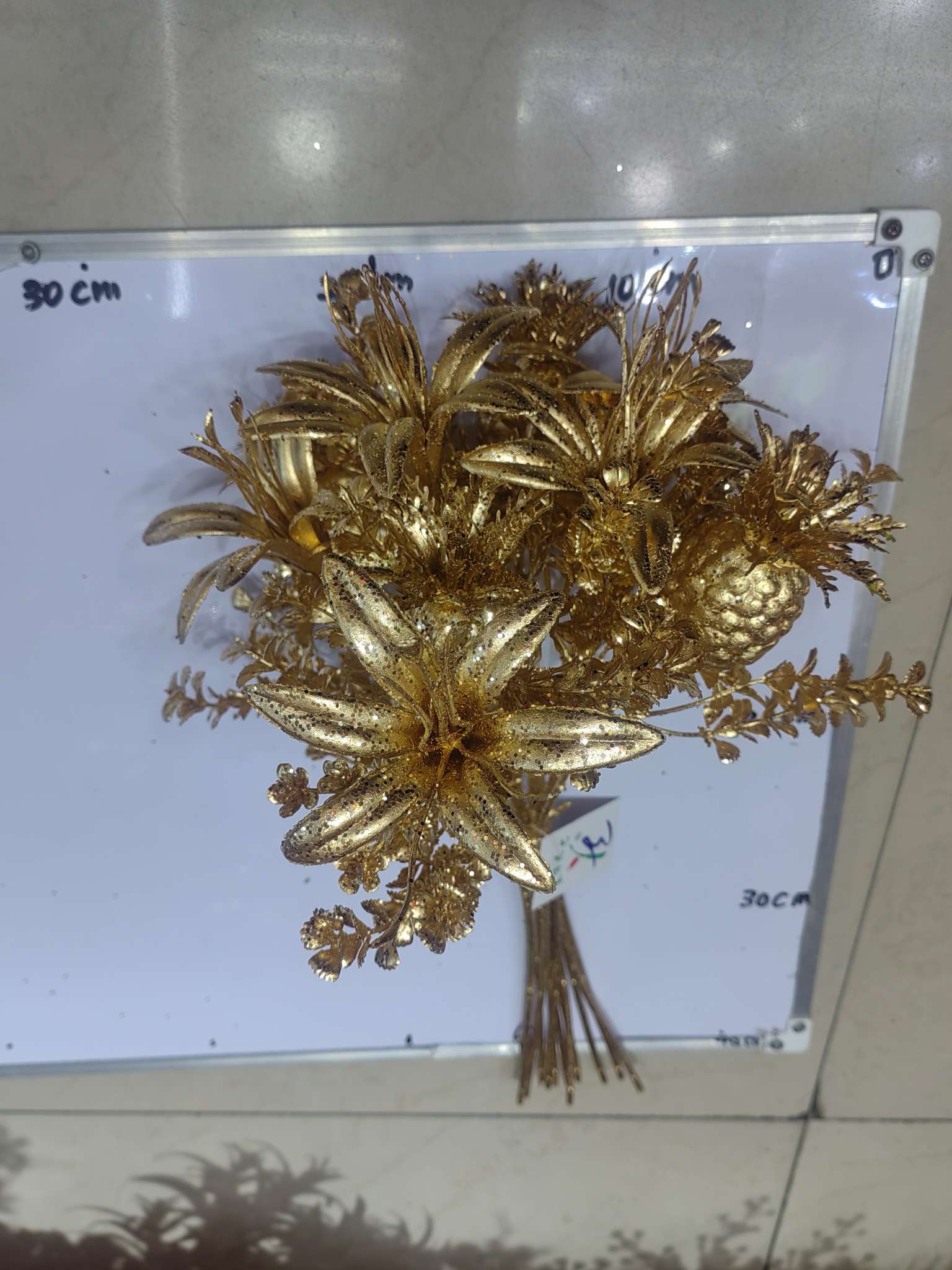 В руках букет из ананасов сайюри detail image 2