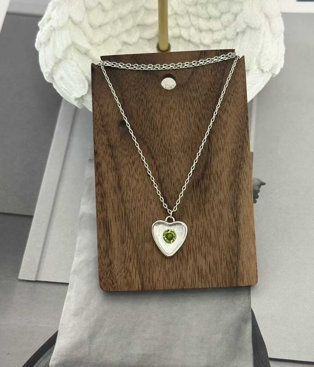 A niche, fresh and elegant brushed green zircon heart-shaped collarbone chain with real gold plating for high color retention Application Scenario