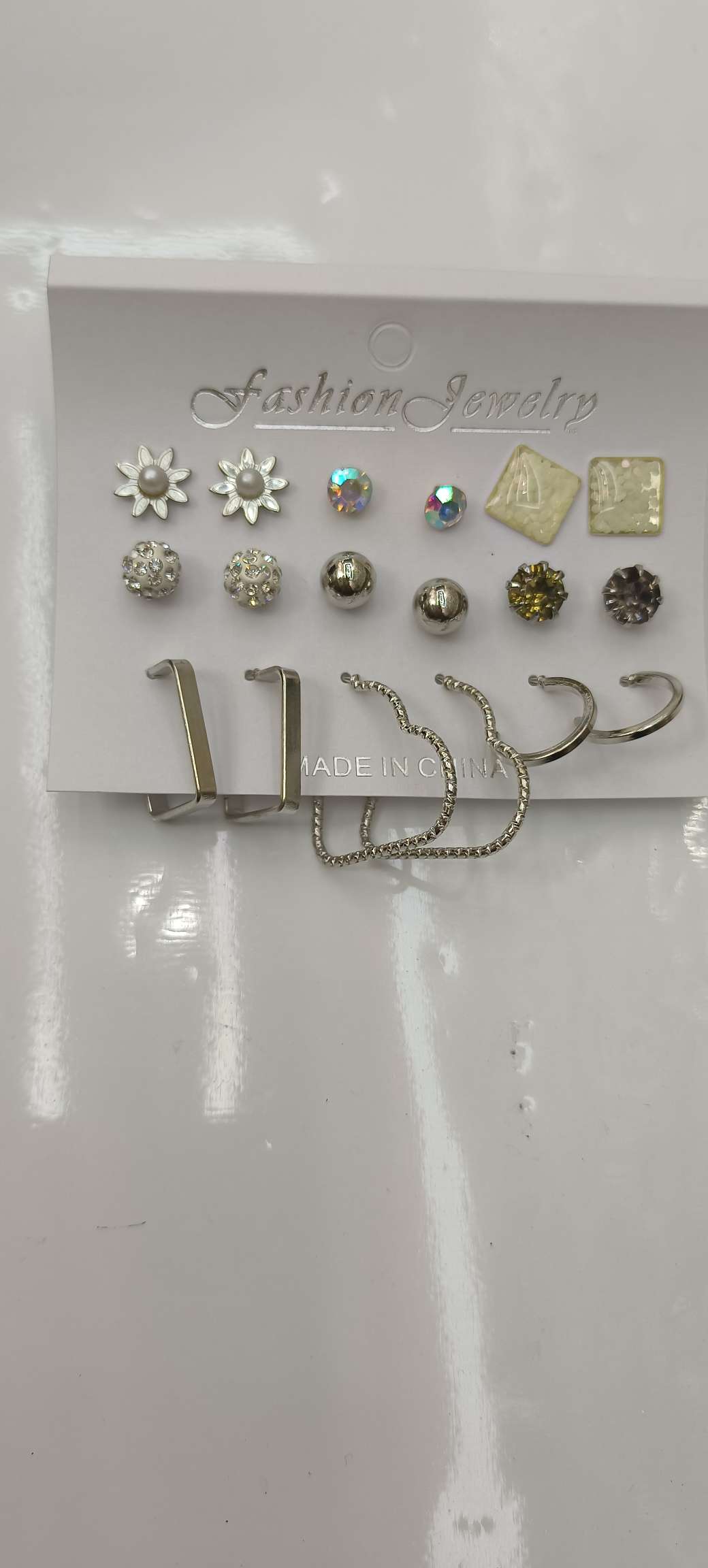 New fashionable and simple ear accessories with four-pronged stud earrings, ear piercings and ear clips Item Picture