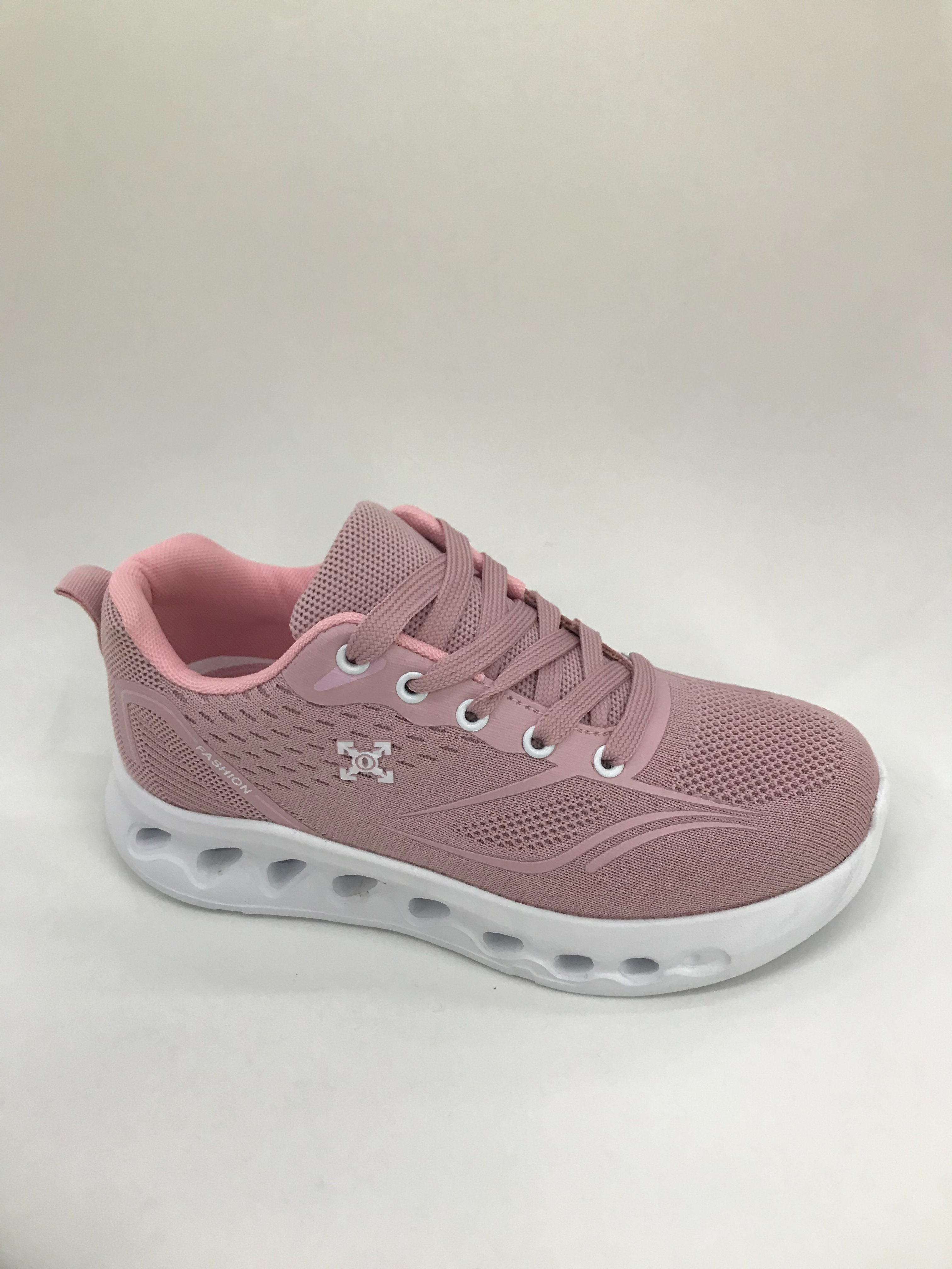 The breathable and comfortable sports shoes for women are lightweight, anti-slip and wear-resistant Application Scenario
