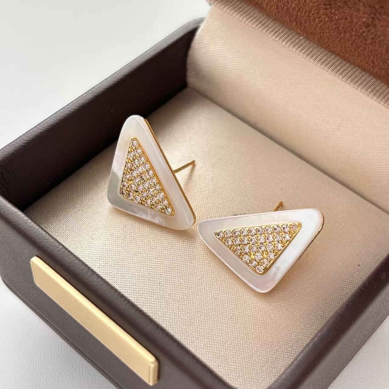 Geometric court-style exquisite and small stud earrings, French light luxury and high-end feel, niche fashion and temperament earrings, women's earrings detail image 9
