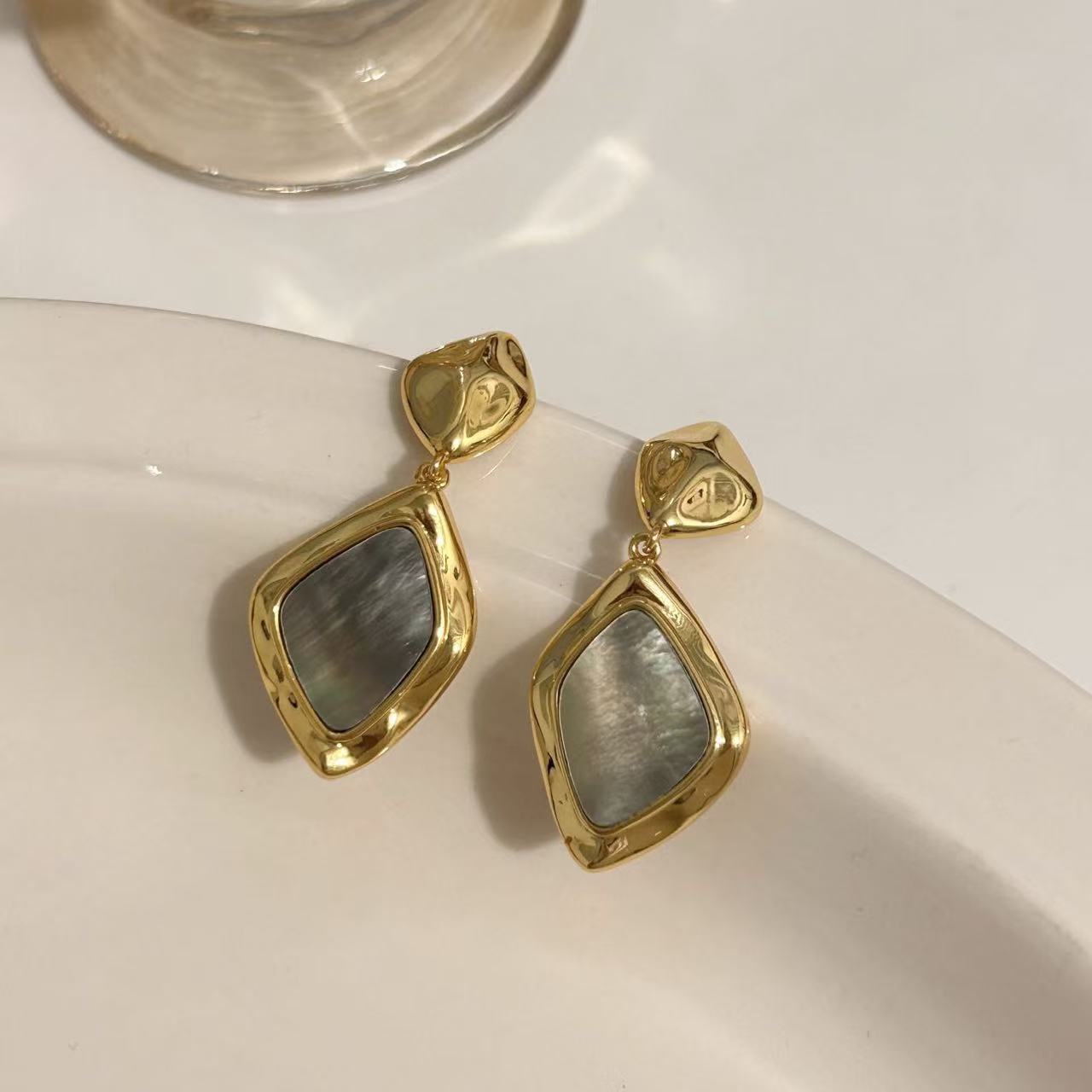 Geometric court-style exquisite and small stud earrings, French light luxury and high-end feel, niche fashion and temperament earrings, women's earrings detail image 2