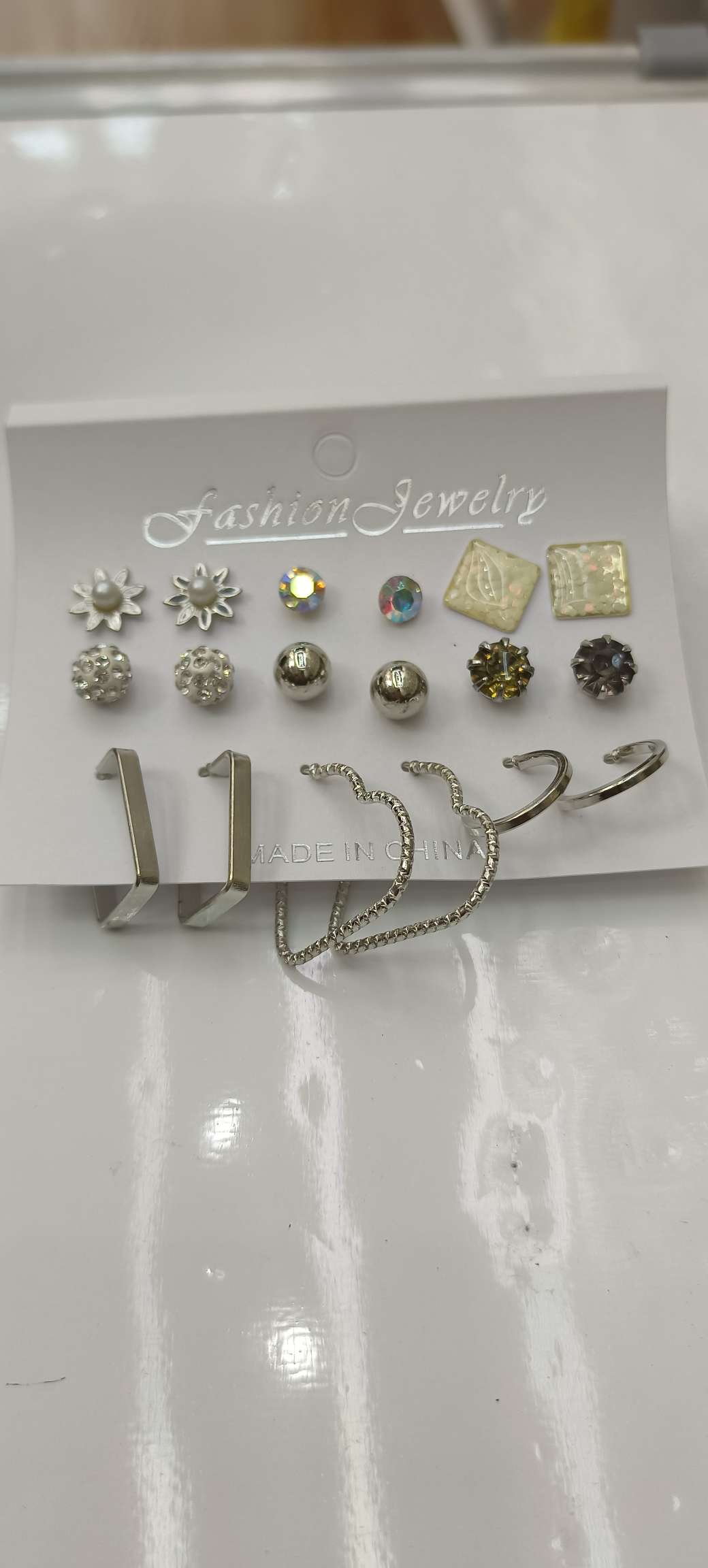 New fashionable and simple ear accessories with four-pronged stud earrings, ear piercings and ear clips Application Scenario