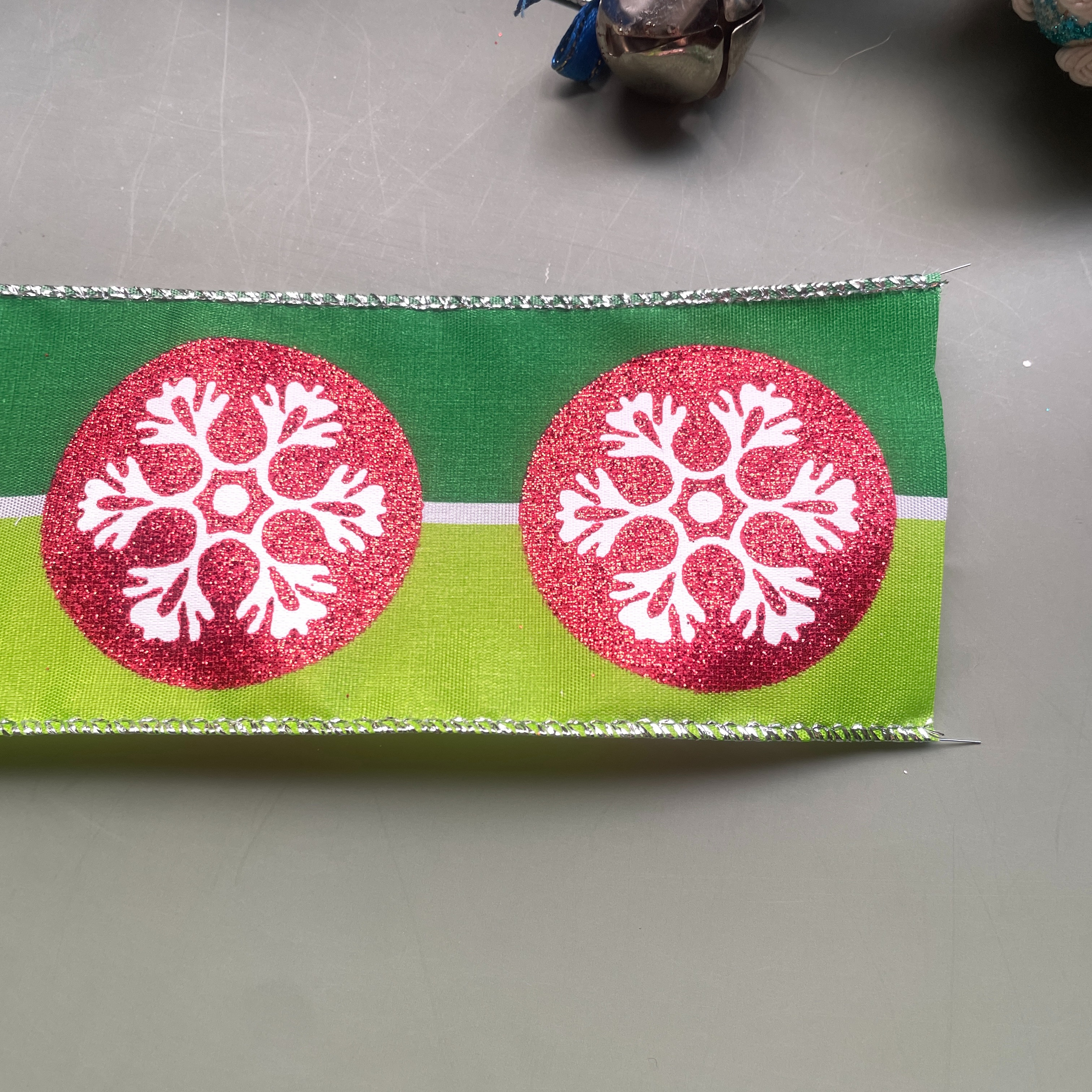 Item No. : 2383 Christmas Gift Packaging Decoration DIY Red Onion Round Ball Snowflake Green Fruit Christmas Wire Strip 6.3cm Application Scenario