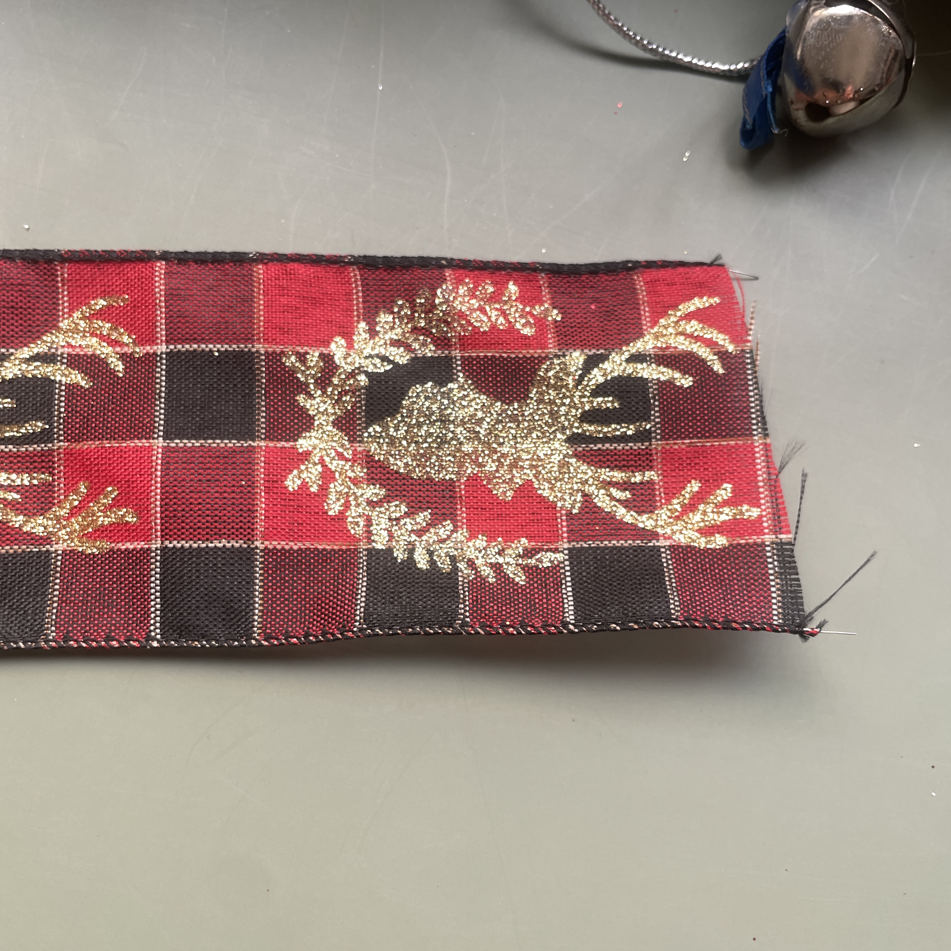 Item No. : 2382 Christmas Gift Packaging Decoration DIY Checkered Cloth Double-stripe Printed Gold Onion Deer Head Christmas Iron Wire Tape 6.3cm Specification image