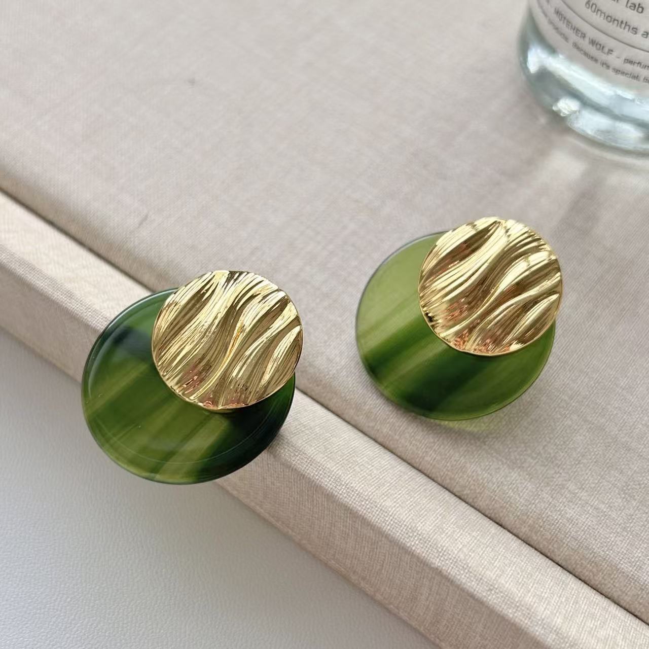 Retro metal texture spliced acetate ear studs, niche design sense, light luxury earrings, versatile for commuting, elegant earrings for women detail image 2