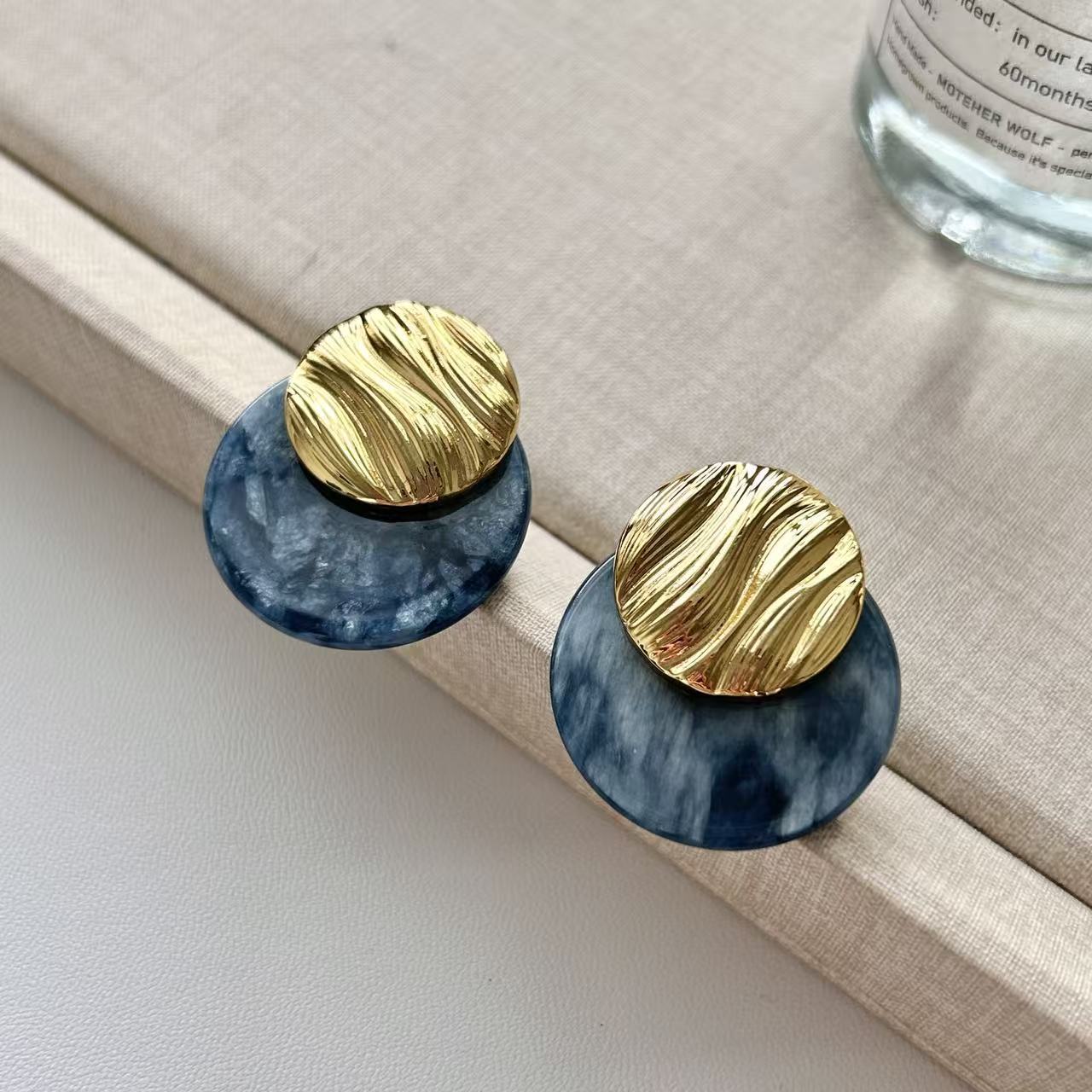 Retro metal texture spliced acetate ear studs, niche design sense, light luxury earrings, versatile for commuting, elegant earrings for women detail image 8