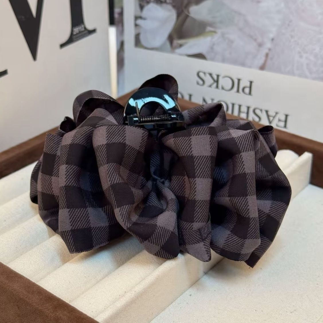 Korean-style checkered cloud bubble gripper, versatile and stylish. Korean-style shark gripper, the same checkered hair clip accessory as the Internet celebrity Application Scenario